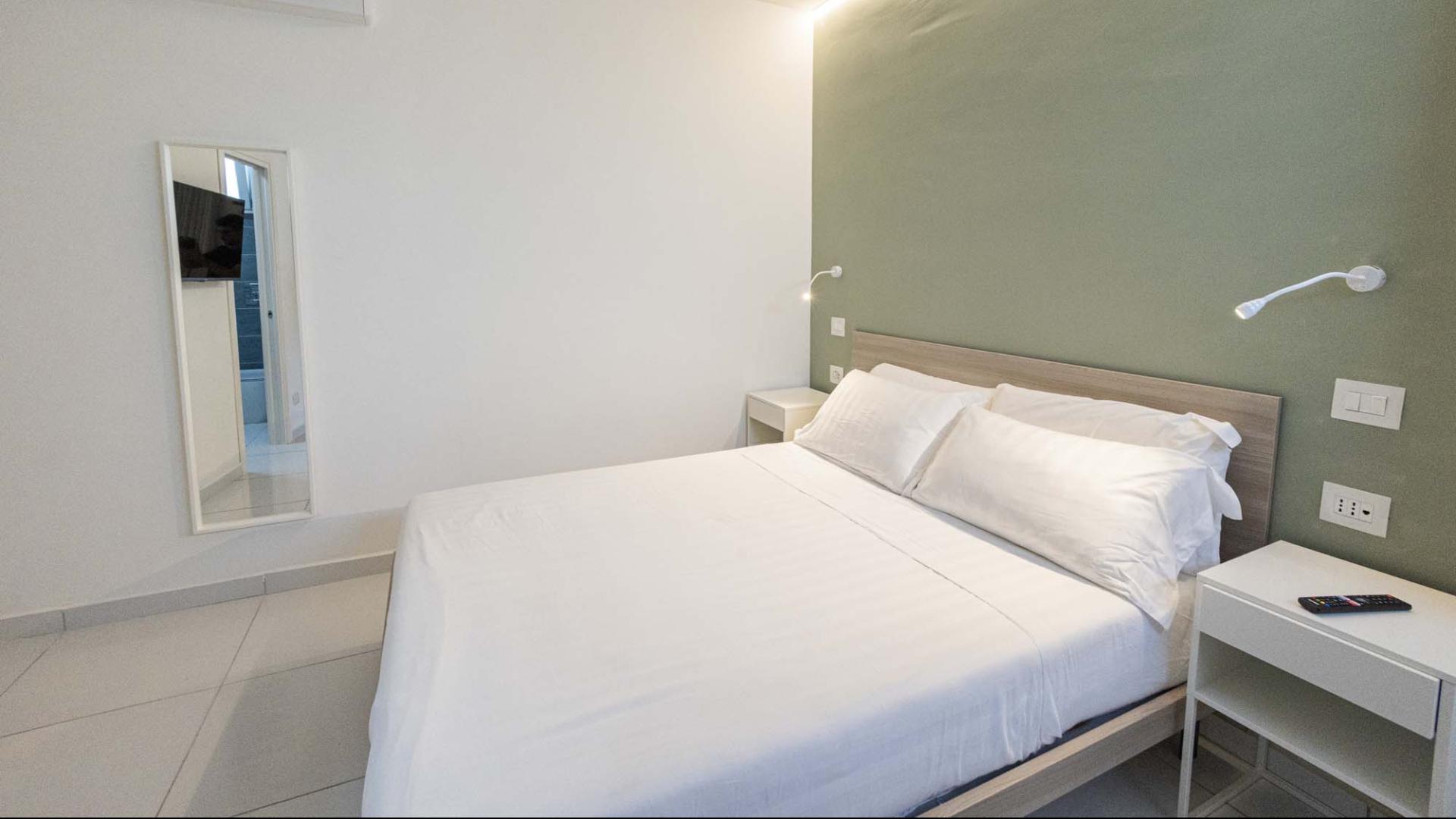 Camera luminosa e moderna, letto accogliente e atmosfera rilassante.