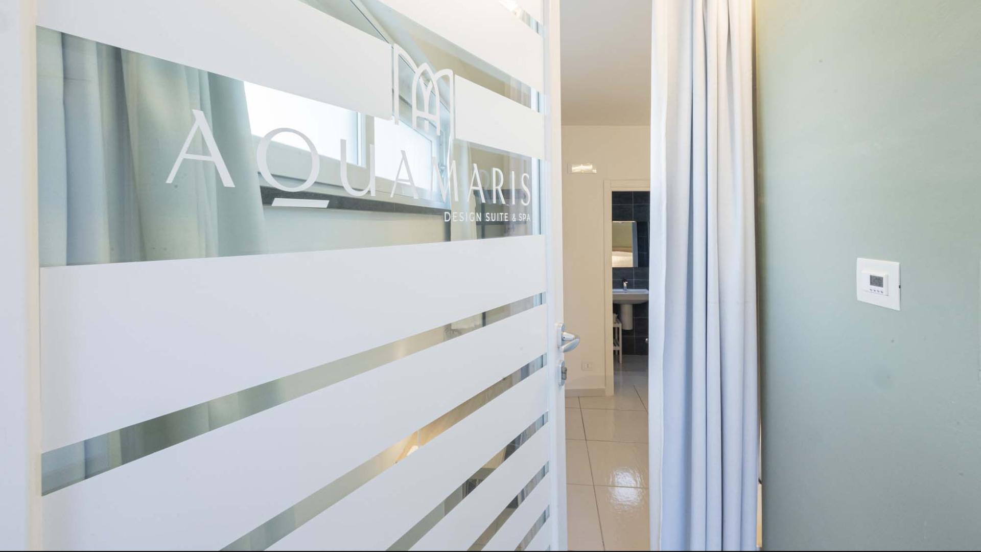 Ingresso elegante di una suite spa, atmosfera rilassante e moderna.