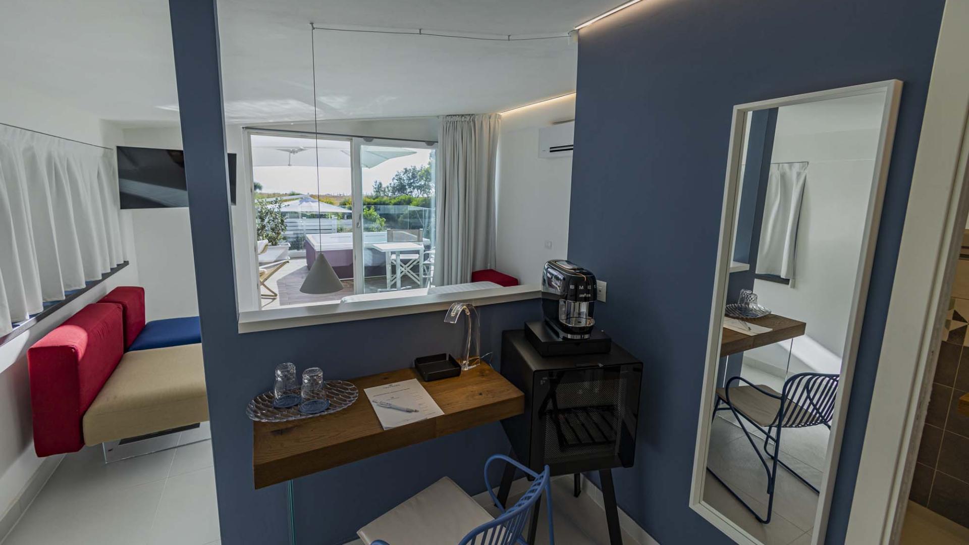 Moderno studio con terrazza, colori vivaci e vista rilassante.